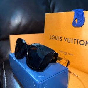 - Louis Vuitton(Arizona Dream sunglasses)size E